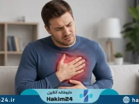 فردی با حالت طبیعی و شیک که ناحیه بالای شکم و قفسه سینه را لمس کرده؛ فضای روشن و تمیز پزشکی
