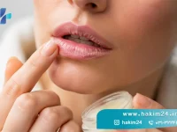 تصویر فردی در حال استفاده از بالم لب برای درمان خشکی و پوسته پوسته شدن لب ها