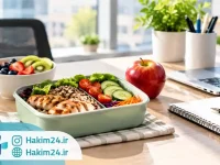 میز کار کارمند با غذای سالم، میوه، سبزیجات و میان وعده های مناسب برای تغذیه در ساعات کاری